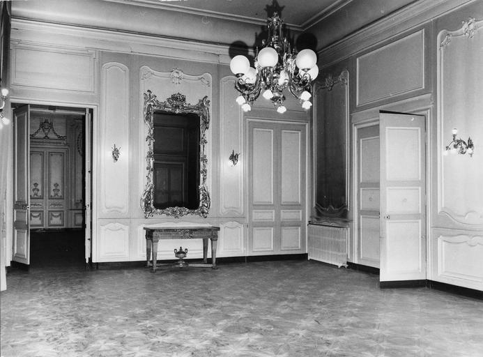 ancienne antichambre appelé salon grec, lambris de revêtement peints, parquet mosaïqué, glace avec cadre doré et sculpté