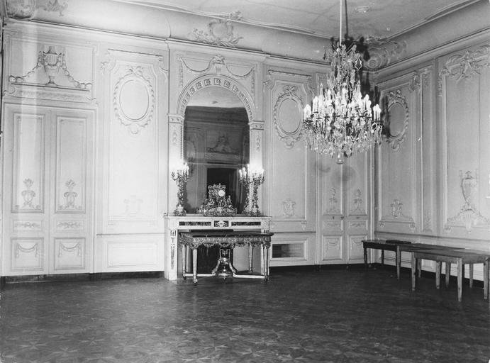 grand salon, avant restauration - © Ministère de la Culture (France), Médiathèque du patrimoine et de la photographie (objets mobiliers), tous droits réservés