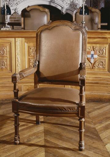 mobilier de la 1ère chambre du tribunal de grande Instance : fauteuil, 1890-1897