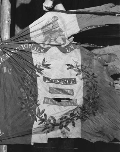 drapeau de la garde nationale, tissus assemblés et peints, 1830