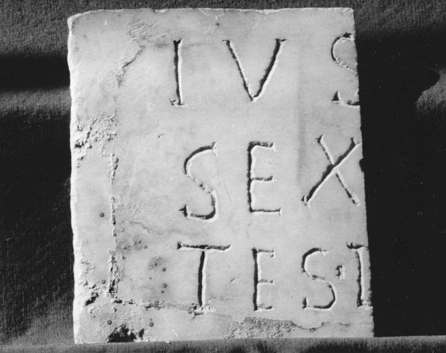 plaque commémorative, fragment d'inscription, marbre blanc - © Ministère de la Culture (France), Médiathèque du patrimoine et de la photographie (objets mobiliers), tous droits réservés