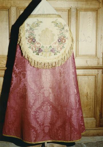 chape, satin - © Ministère de la Culture (France), Médiathèque du patrimoine et de la photographie (objets mobiliers), tous droits réservés