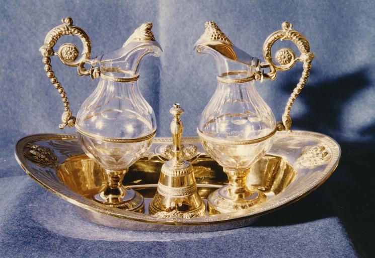 plateau à burettes, burettes, clochettes, argent estampé, ciselé et doré et cristal - © Ministère de la Culture (France), Médiathèque du patrimoine et de la photographie (objets mobiliers), tous droits réservés