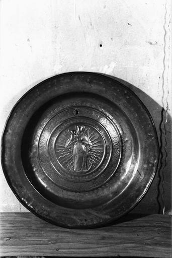 plat de quête à la Vierge à l'Enfant, cuivre repoussé - © Ministère de la Culture (France), Médiathèque du patrimoine et de la photographie (objets mobiliers), tous droits réservés