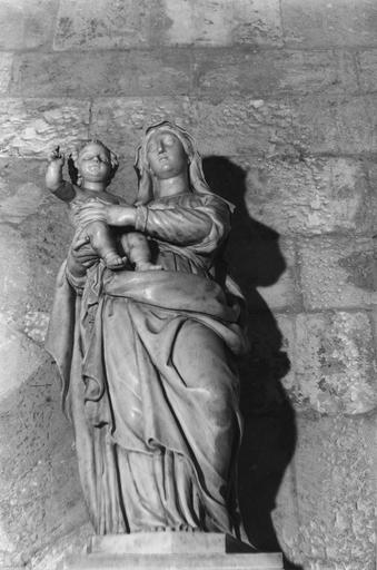 statue : Vierge à l'Enfant, marbre blanc - © Ministère de la Culture (France), Médiathèque du patrimoine et de la photographie (objets mobiliers), tous droits réservés