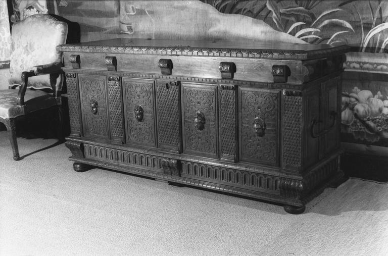 coffre, bois sculpté - © Ministère de la Culture (France), Médiathèque du patrimoine et de la photographie (objets mobiliers), tous droits réservés