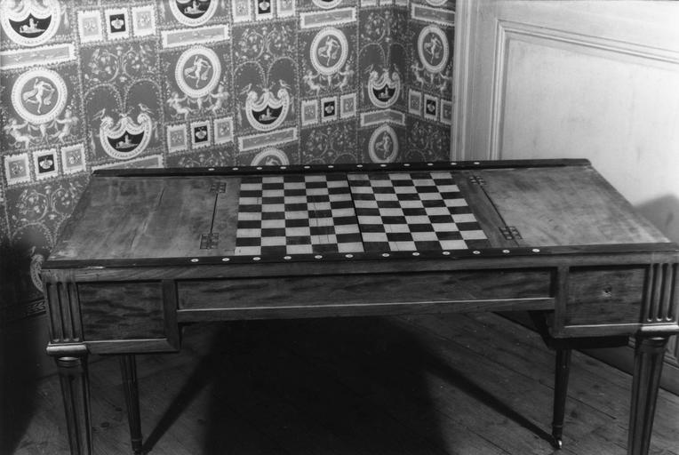 table à jeu, acajou, marqueteries incrustations - © Ministère de la Culture (France), Médiathèque du patrimoine et de la photographie (objets mobiliers), tous droits réservés