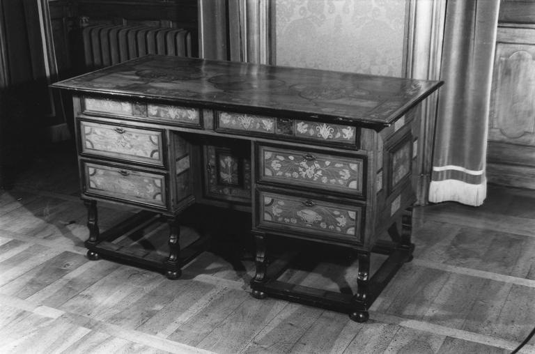 bureau Mazarin, noyer, sapin, marqueteries - © Ministère de la Culture (France), Médiathèque du patrimoine et de la photographie (objets mobiliers), tous droits réservés