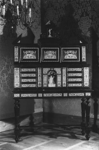 cabinet, placage d'ébène, incrustations d'ivoire, piètement en bois noirci - © Ministère de la Culture (France), Médiathèque du patrimoine et de la photographie (objets mobiliers), tous droits réservés