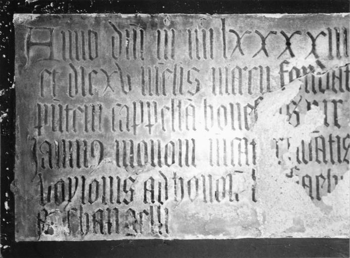 plaque commémorative, inscription relatant la fondation d'une chapelle, 1493 - © Ministère de la Culture (France), Médiathèque du patrimoine et de la photographie (objets mobiliers), tous droits réservés
