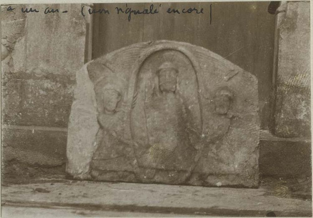 bas-relief : personnage assis à côté de deux autres