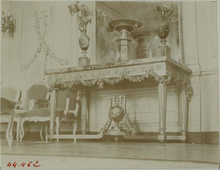 table - © Ministère de la Culture (France), Médiathèque du patrimoine et de la photographie, diffusion RMN-GP