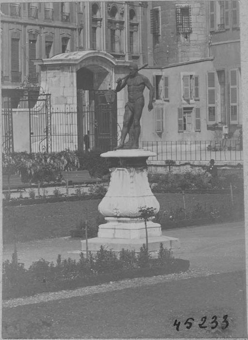 statue (grandeur nature) : François de bonne duc de Lesdiguières maréchal de France sous les traits d'Hercule au repos - © Ministère de la Culture (France), Médiathèque du patrimoine et de la photographie, diffusion RMN-GP