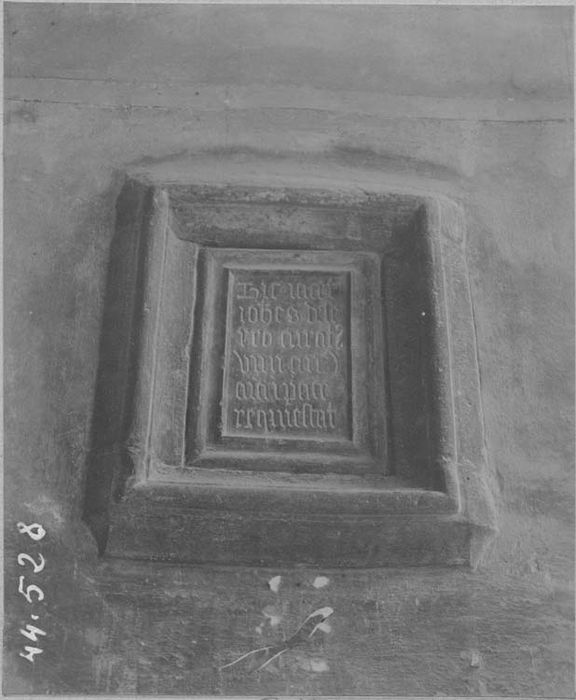 Plaque funéraire d'un curé de Vif