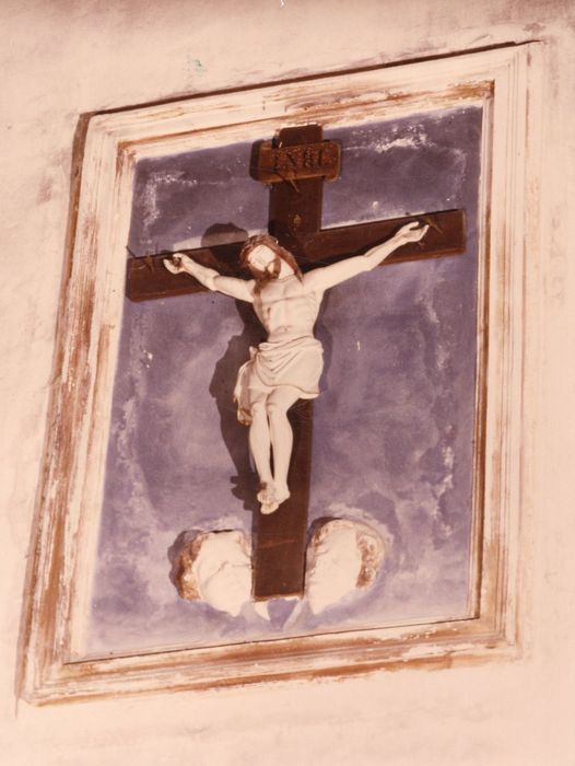 croix encadrée : Christ en croix et deux séraphins - © Ministère de la Culture (France), Médiathèque du patrimoine et de la photographie, diffusion GrandPalaisRmn Photo