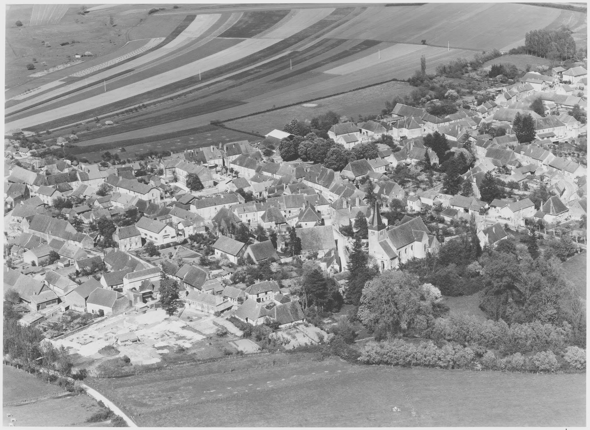 Vue du village, de son église et des champs environnants