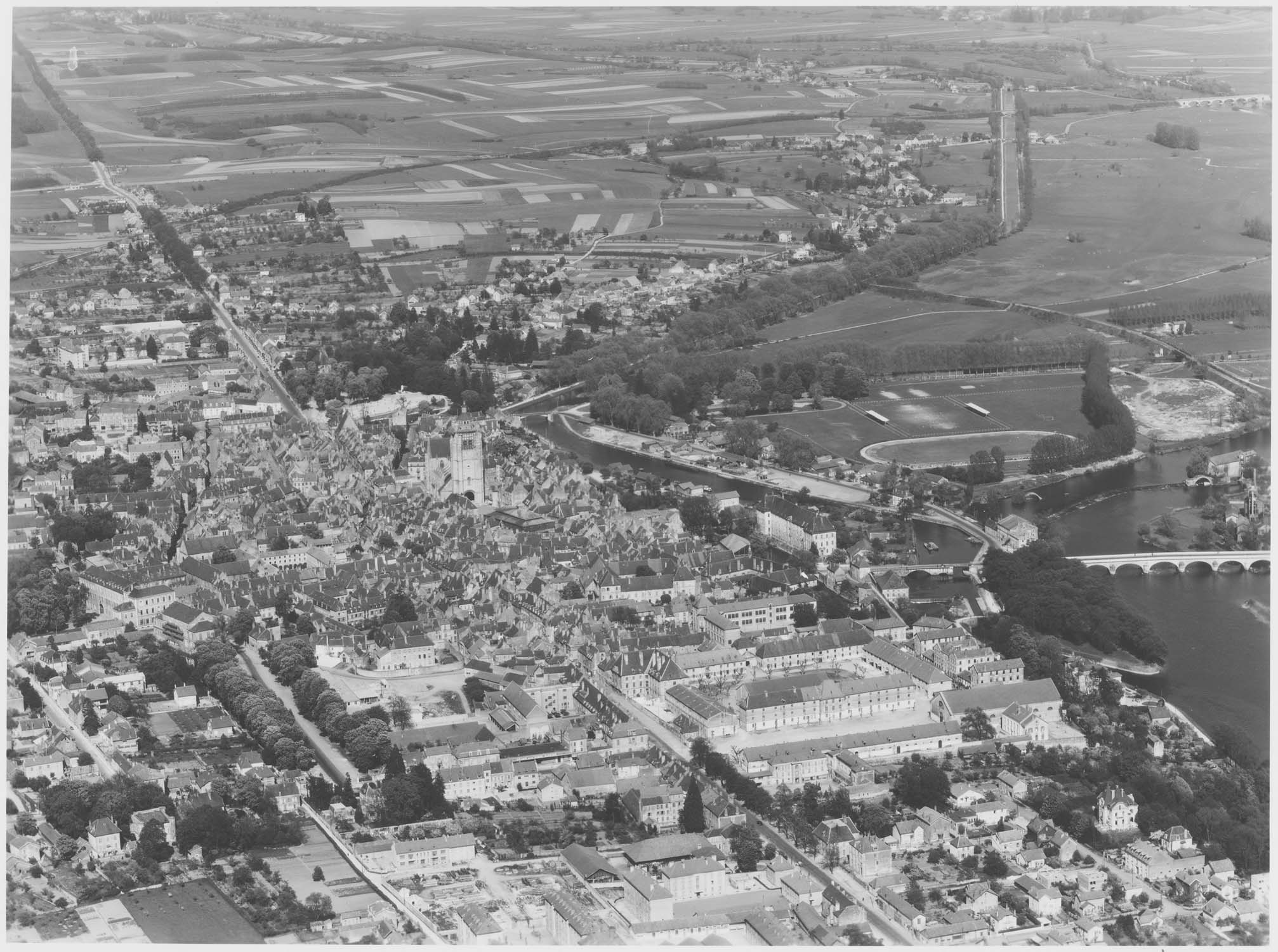 Vue de la ville avec collégiale Notre-Dame, caserne Bernard et pont sur le Doubs