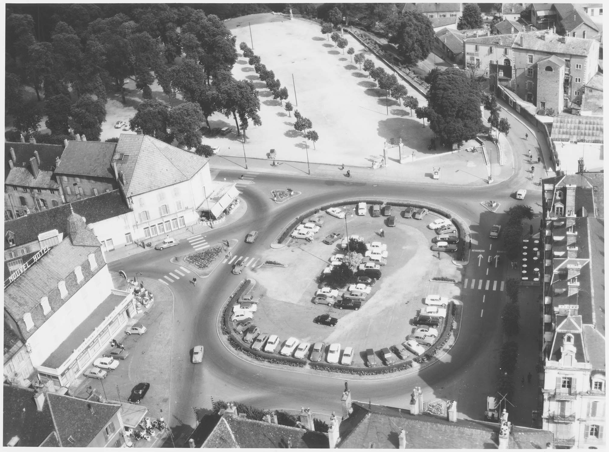 Place et parking faisant face au cours