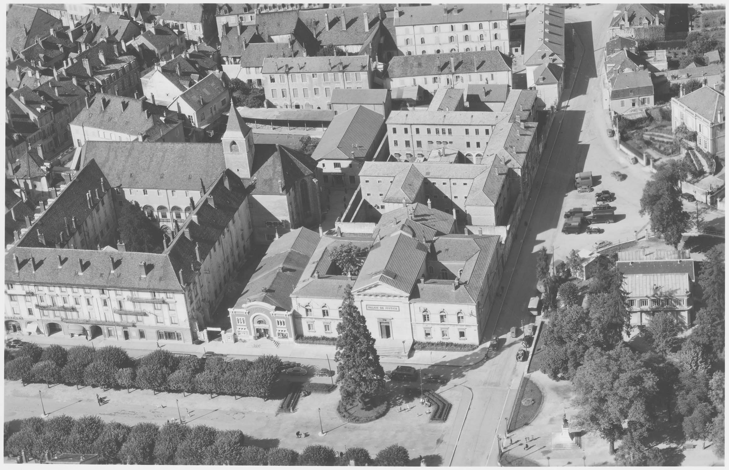 Vue du palais de justice et de l’église des Cordeliers et de la maison d’arrêt