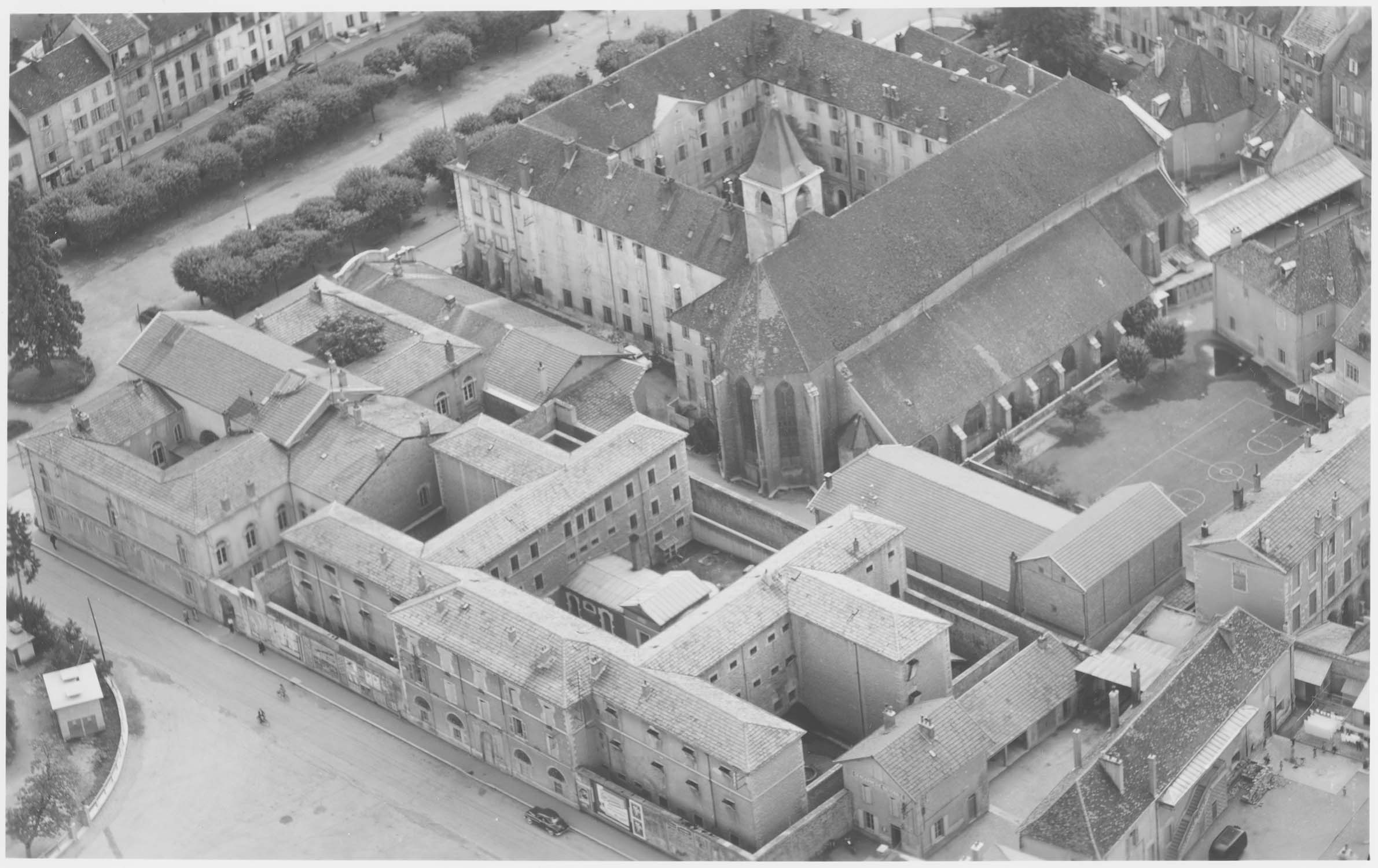 Vue du palais de justice et de l’église des Cordeliers et de la maison d’arrêt