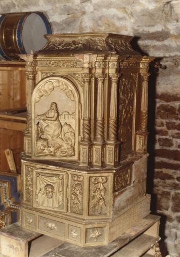 Tabernacle architecturé à deux niveaux, aux portes sculptées respectivement de la Sainte Face et du Christ au Jardin des Oliviers, décor de rinceaux fleuris, de chutes de fleurs et de vases aux branchages fleuris, bois sculpté, doré ; avant restauration