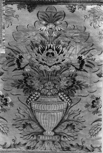 Elément de garniture de dais d'autel : détail d'un motif de vase fleuri, soie brodée - © Ministère de la Culture (France), Médiathèque du patrimoine et de la photographie (objets mobiliers), tous droits réservés