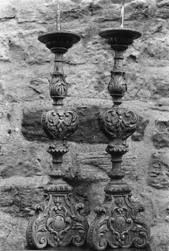 Deux chandeliers d'autel, d'un ensemble de trois, sculpté de feuilles d'acanthe, rinceaux végétaux et cartouches, bois tourné, taillé - © Ministère de la Culture (France), Médiathèque du patrimoine et de la photographie (objets mobiliers), tous droits réservés