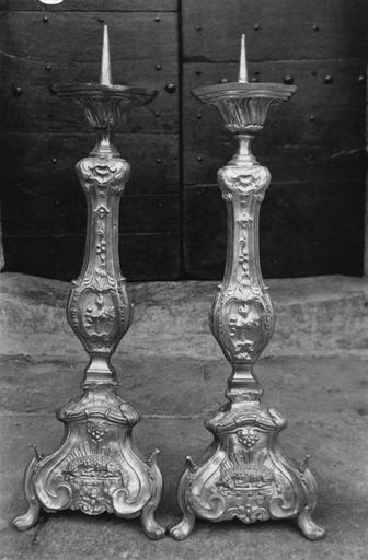 Deux chandeliers d'autel, d'un ensemble de quatre, au décor de l'Agneau immolé et de motifs végétaux, cuivre argenté - © Ministère de la Culture (France), Médiathèque du patrimoine et de la photographie (objets mobiliers), tous droits réservés