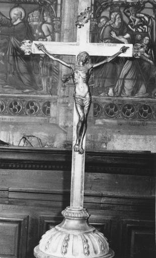 Croix d'autel aux branches terminées par des feuilles d'acanthe et au pied agrémenté de chutes de feuilles, bois sculpté, peint, doré - © Ministère de la Culture (France), Médiathèque du patrimoine et de la photographie (objets mobiliers), tous droits réservés