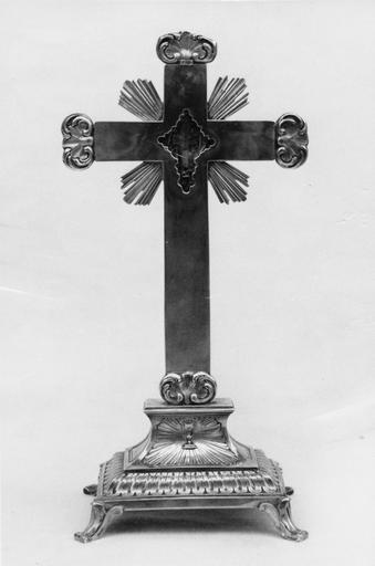 Croix-reliquaire aux branches terminées par des coquilles, au pied cannelé et orné d'un petit calice rayonnant, argent