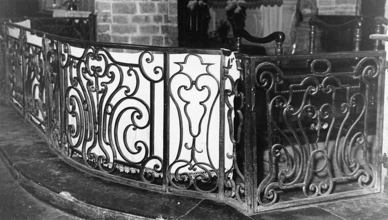 Clôture de choeur (table de communion) à décor d'arabesques, fer forgé - © Ministère de la Culture (France), Médiathèque du patrimoine et de la photographie (objets mobiliers), tous droits réservés