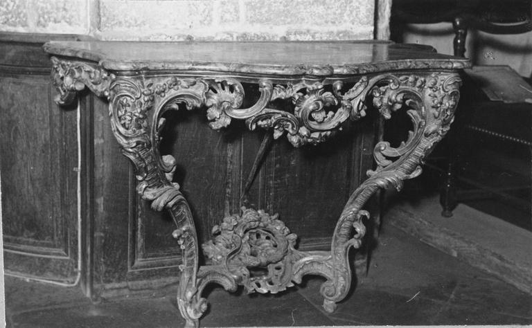 Crédence : console à deux pieds galbés reliés par une entretoise richement sculpté d'un cartouche aux fleurs et à l'oiseau, ceinture ornée de nombreux motifs végétaux, plateau de marbre, bois sculpté, doré - © Ministère de la Culture (France), Médiathèque du patrimoine et de la photographie (objets mobiliers), tous droits réservés