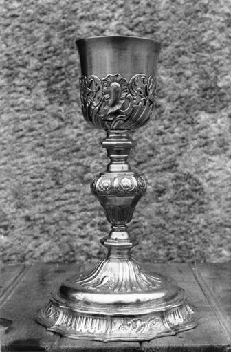 Calice à décor de cartouches et rinceaux végétaux, argent - © Ministère de la Culture (France), Médiathèque du patrimoine et de la photographie (objets mobiliers), tous droits réservés