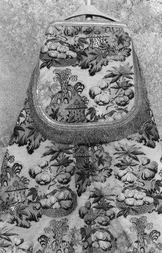 Chape en soie brochée à décor répétitif de panier de fruits, ruines et branches de fruits, soie, fils d'argent - © Ministère de la Culture (France), Médiathèque du patrimoine et de la photographie (objets mobiliers), tous droits réservés