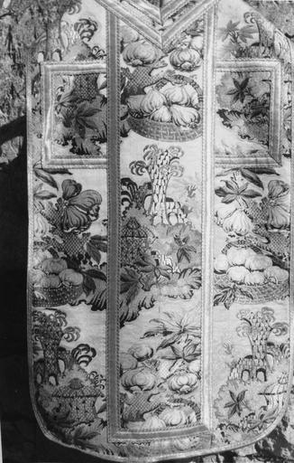 Chasuble en soie brochée à décor répétitif de panier de fruits, ruines et branches de fruits, décor de croix formée par des galons, soie, fils d'argent - © Ministère de la Culture (France), Médiathèque du patrimoine et de la photographie (objets mobiliers), tous droits réservés