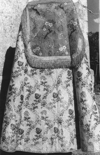 Chape à décor répétant des motifs de fleurs et de rubans de dentelle sur fond blanc, et chaperon à motif de branches fleuries et rubans de dentelle sur fond vert, soie brochée, fils de métal - © Ministère de la Culture (France), Médiathèque du patrimoine et de la photographie (objets mobiliers), tous droits réservés