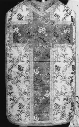 Chasuble à motifs de fleurs et ruban de dentelle sur fond blanc, agrémenté d'une grande croix formée par un tissu à branches fleuries et rubans de dentelle sur fond vert, délimitée par un galon de fils de métal, soie brochée - © Ministère de la Culture (France), Médiathèque du patrimoine et de la photographie (objets mobiliers), tous droits réservés