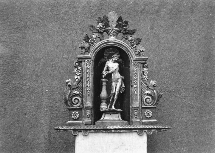 Statuette du Christ à la colonne et sa niche ornée de volutes végétales et de fleurs, bois sculpté, peint, doré - © Ministère de la Culture (France), Médiathèque du patrimoine et de la photographie (objets mobiliers), tous droits réservés