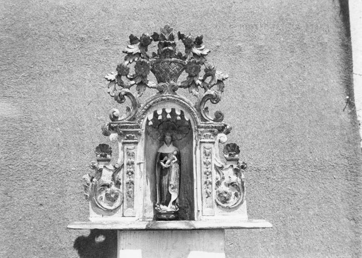 Statuette de la Vierge à l'Enfant et sa niche architecturée surmontée d'un panier de fleurs sculpté, et ornée de coquilles et rinceaux fleuris, bois sculpté, peint, doré - © Ministère de la Culture (France), Médiathèque du patrimoine et de la photographie (objets mobiliers), tous droits réservés