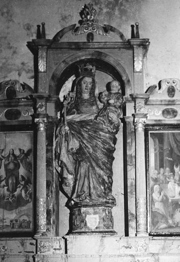 Groupe sculpté : Vierge à l'Enfant, couronnée, tenant une branche fleurie, pierre sculptée, peinte - © Ministère de la Culture (France), Médiathèque du patrimoine et de la photographie (objets mobiliers), tous droits réservés