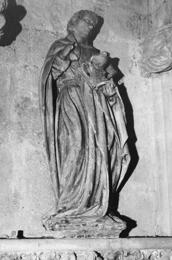 Statue : Saint Jean l'Evangéliste, pierre sculptée ; avant restauration - © Ministère de la Culture (France), Médiathèque du patrimoine et de la photographie (objets mobiliers), tous droits réservés