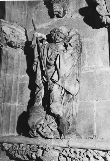 Groupe sculpté : Saint Michel terrassant le dragon, pierre sculptée ; après restauration - © Ministère de la Culture (France), Médiathèque du patrimoine et de la photographie (objets mobiliers), tous droits réservés