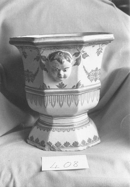 cache-pot, vue générale - © Ministère de la Culture (France), Médiathèque du patrimoine et de la photographie (objets mobiliers), tous droits réservés