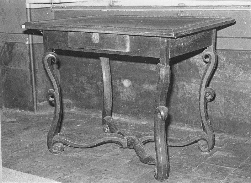 table basse, vue générale - © Ministère de la Culture (France), Médiathèque du patrimoine et de la photographie (objets mobiliers), tous droits réservés