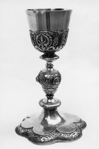 Calice à fausse coupe ornée de cartouches aux branches de roseau, alternés avec des grappes de raisin, noeud à décor de chérubins coiffés de coquilles, pied polylobé à frise de rinceaux, argent doré