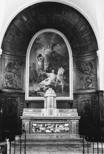 Autel, tabernacle, gradins d'autel, retable, tableau : La lapidation de saint Etienne, retable formé de lambris aux panneaux sculptés en demi-relief d'anges tenant palmes et couronne de laurier, tabernacle en forme de lanternon, marbre polychrome, bois sc