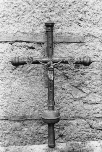 Croix de procession aux branches terminées par des boules et agrémentées de médaillons représentant les évangélistes (deux disparus), cuivre sur âme de bois - © Ministère de la Culture (France), Médiathèque du patrimoine et de la photographie (objets mobiliers), tous droits réservés