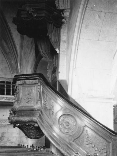 Chaire à prêcher : détail de la rampe d'escalier, sculptée d'une rosace centrale et de deux guirlandes de fleurs, bois sculpté ; avant restauration