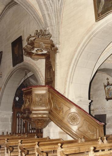 Chaire à prêcher à tribune sculptée des figures des évangélistes en bas-relief, décor de chérubins, motifs végétaux, drapés, volutes, bois sculpté, peint, doré ; avant restauration