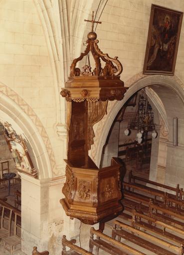 Chaire à prêcher à tribune sculptée des figures des évangélistes en bas-relief, décor de chérubins, motifs végétaux, drapés, volutes, bois sculpté, peint, doré ; après restauration